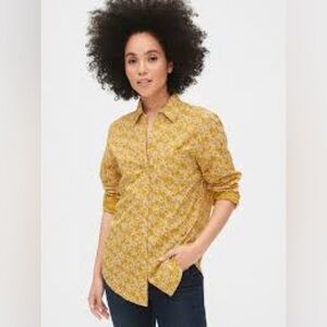 Gap Fitted Boyfriend Button Down Shirt